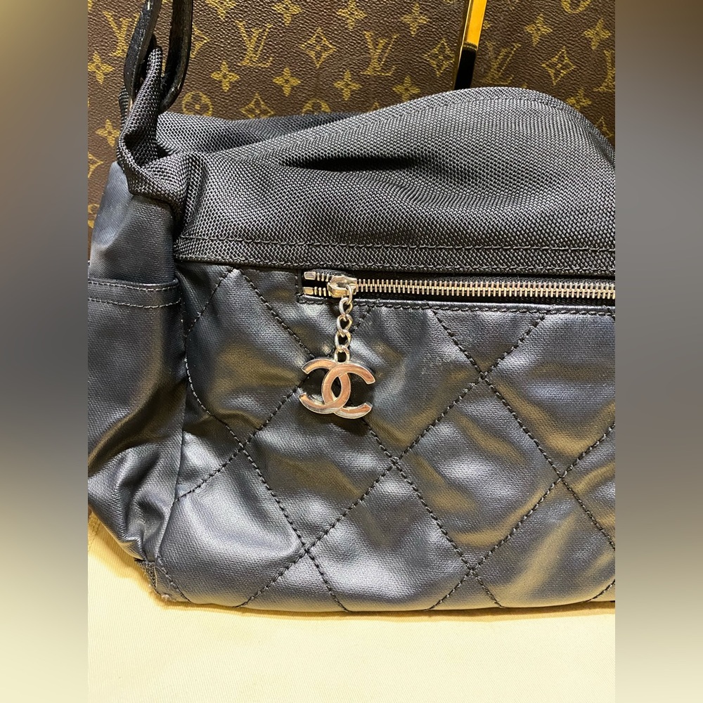 Black Chanel tote - Picture 5 of 16
